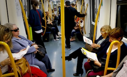 La candidata a la Alcaldía de la capital por Ahora Madrid, Manuela Carmena (2d), en un vagón del Metro de Madrid. Carmena, considera que el hecho de que ella fuese alcaldesa de la capital y Ada Colau de Barcelona contribuiría a acercar ambas ciudades: "Yo siempre digo que el catalán es un idioma que hay que querer".