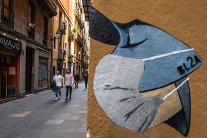 Grafiti con una máscara protectora en las calles de Barcelona. El número de afectados por el virus en Cataluña supera ya los 300.