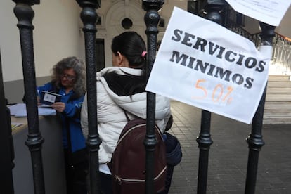 Cartel en el que se denuncia que los mínimos son del 50%.