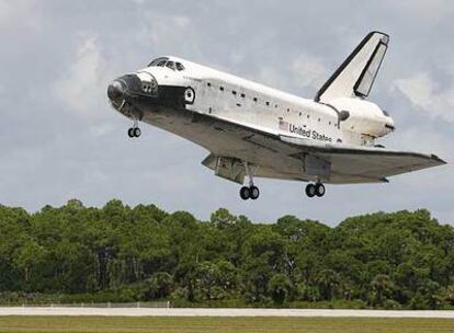 El transbordador <i>Endeavour, </i>ayer, justo antes de aterrizar en la pista del Centro Espacial Kennedy.