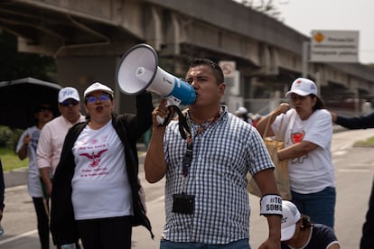 Los manifestantes cerraron las vialidades alrededor de Viaducto Río de la Piedad, este martes.