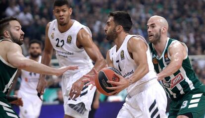 Campazzo busca el pase ante Calthes