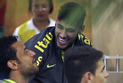 Neymar bromea con su compañero Fred.