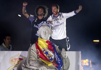 Los jugadores del Real Madrid Sergio Ramos y Marcelo tras poner la bufanda madridista a la diosa Cibeles.