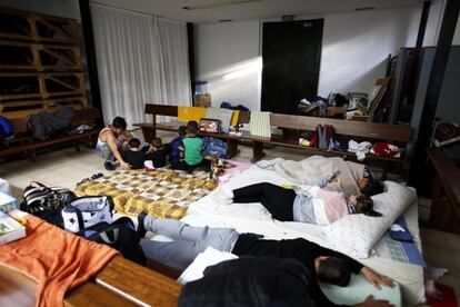 Mientras los niños se entretenían con una película y juegos de mesa, los padres descansaban sobre los colchones en la sala donde usualmente es oficiada la misa.