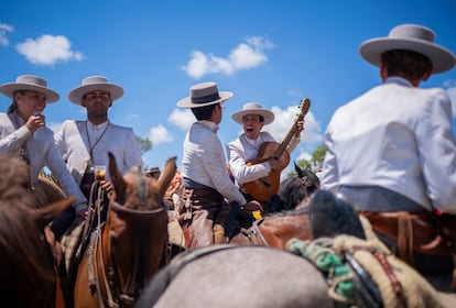 Los fieles de la Virgen del Rocío amenizan el camino cantando durante su peregrinación al santuario.