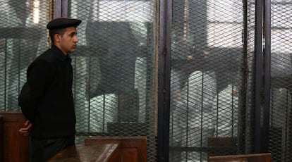 Un grupo de presos detenidos por manifestarse en favor del islamista Mohamed Morsi, durante una vista judicial, el 9 de enero de 2018, en El Cairo.