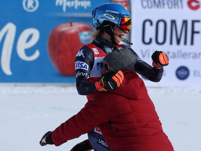 Mikaela Shiffrin recibe el abrazo de su hermano Taylor tras ganar en Are y superar a Stenmark.