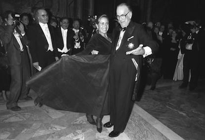 El escritor Camilo José Cela baila con su esposa, Marina Castaño, en Estocolmo, donde recibió el premio Nobel de Literatura el 10 de diciembre de 1989.