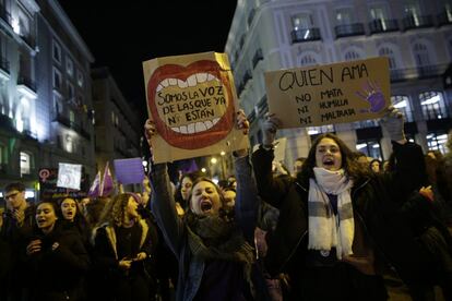 Varias jóvenes sujetan carteles durante la manifestación de Madrid. 