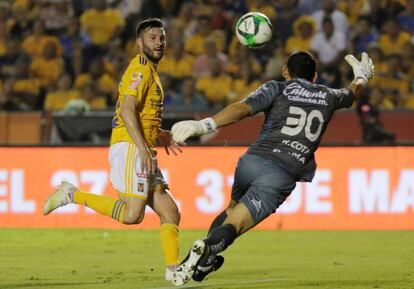 Gignac remata frente a Rodolfo Cota, portero del León.