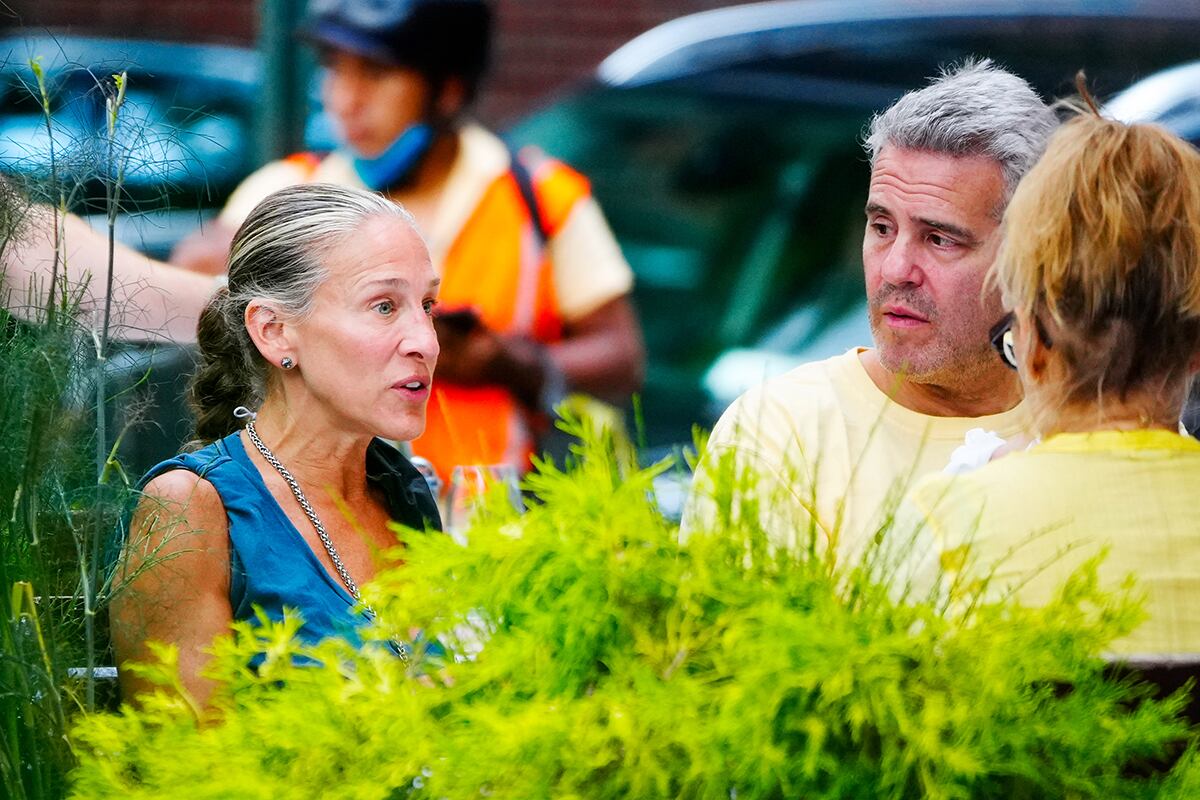 Sarah Jessica Parker sentada junto a Andy Cohen en la foto de la discordia.