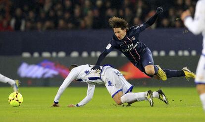 Maxwell cae sobre el jugador del Bastia Ilan Araujo Dall' Igna, en un partido, el pasado 8 de febrero.