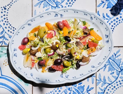 Ensalada de cítricos (naranja, pomelo, mandarina) con cebollas y aceitunas. Receta de Joan Roca y Salvador Brugués incluida en su libro 'Cocinar el Mediterráneo' (Editorial Planeta Gastro).