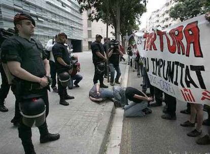 Un grupo de jóvenes protestan frente a una comisaría de los Mossos el pasado día 25.