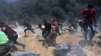 Manifestantes palestinos intentan refugiarse de los disparos del Ejército israelí este lunes en Gaza. 
