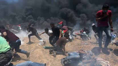 Manifestantes palestinos intentan refugiarse de los disparos del Ejército israelí este lunes en Gaza.