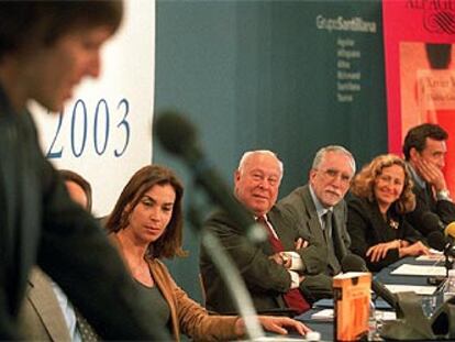 Xavier Velasco lee su discurso, observado por Carmen Posadas, Jesús de Polanco, Luis Mateo Díez, Isabel de Polanco y Juan González.