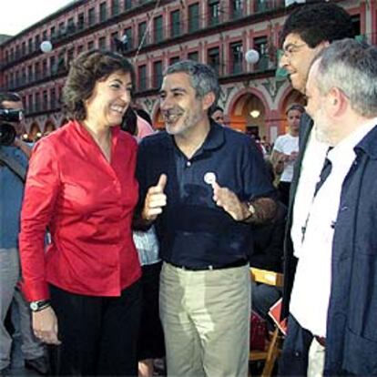 Rosa Aguilar y Llamazares, antes del mitin que IU celebró ayer en Córdoba.