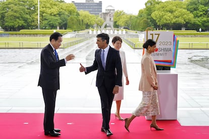 El primer ministro británico, Rishi Sunak (centro), junto a su mujer, Akshata Murt (derecha), eran recibidos el viernes por el primer ministro de Japón, Fumio Kishida, y su esposa, Yuko Kishida, en el parque Memorial de la Paz de Hiroshima. 
