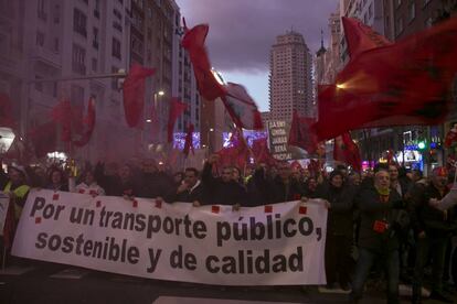 Manifestación de trabajadores de la EMT, anoche a su paso por la Gran Vía.