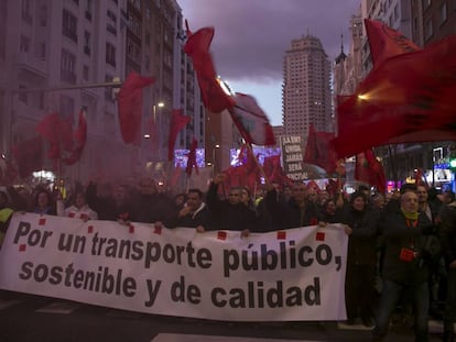 Manifestación de trabajadores de la EMT, anoche a su paso por la Gran Vía.