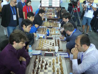Primeros movimientos del encuentro EEUU-Azerbaiyán. A la izquierda, al fondo, Caruana, So, Nakamura y Shankland; a la derecha, Mamediárov, Radyábov, Naidisch y Mamédov.