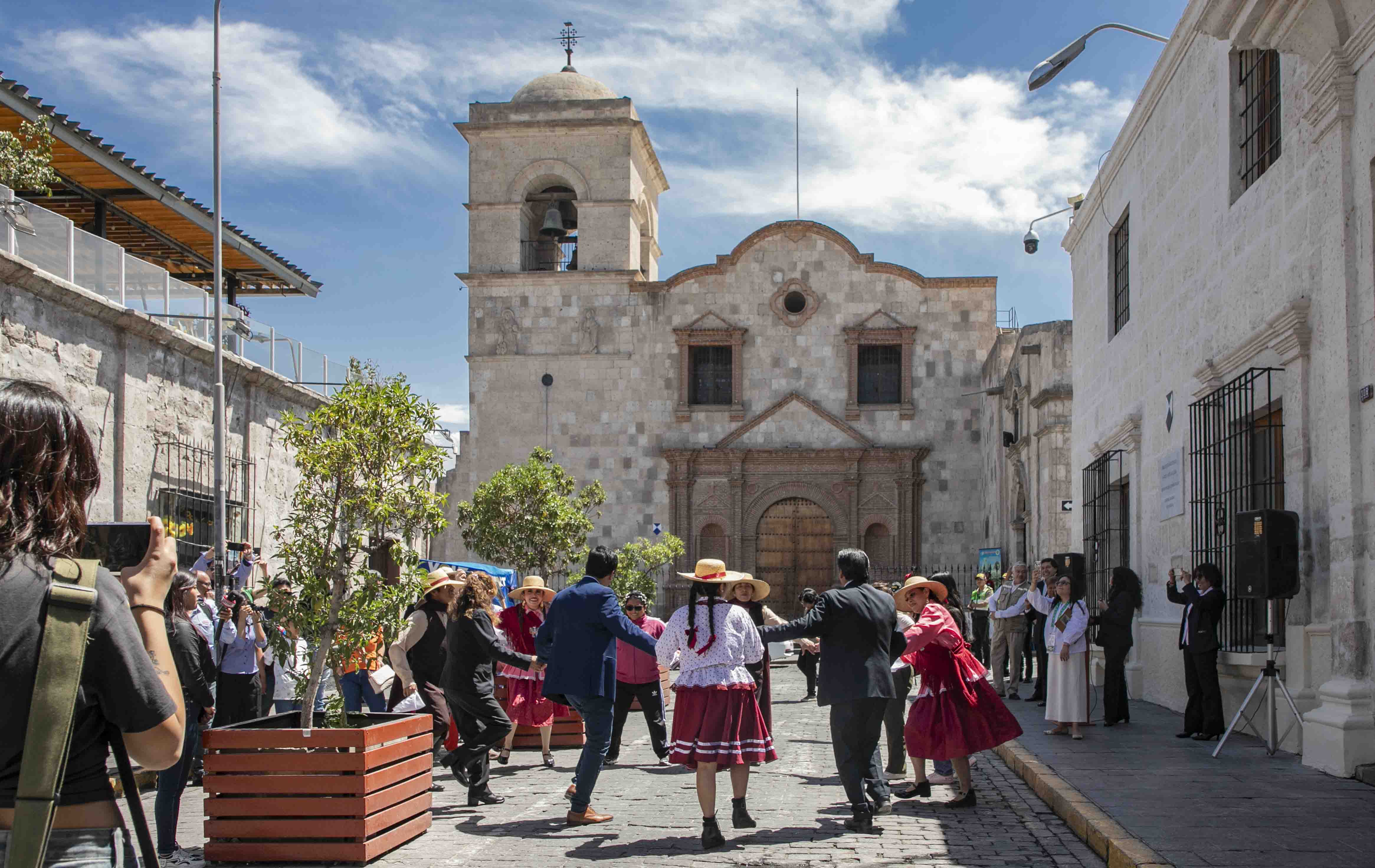 Baile típico de Perú en una calle del centro de Arequipa, dentro de las actividades del congreso de la lengua, el 13 de octubre.