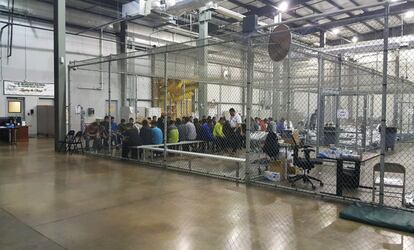 Decenas de inmigrantes detenidos permancen en jaulas de una instalación en McAllen, Texas.