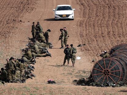 Israeli soldiers practice shooting with their rifles in a field near the city of Sderot, in southern Israel, this Monday.