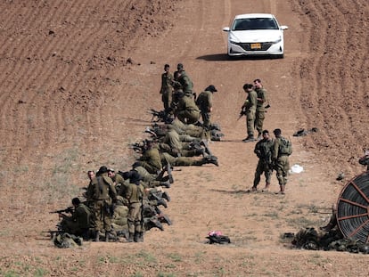 Unos soldados israelíes practicaban este lunes el tiro con sus fusiles en un campo cercano a la ciudad de Sderot, en el sur de Israel.