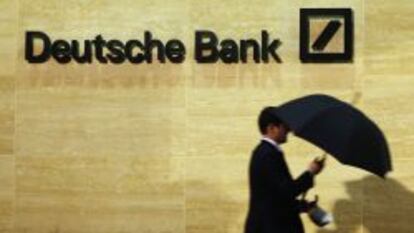 Un hombre camina por las oficinas de Deutsche Bank en Londres.