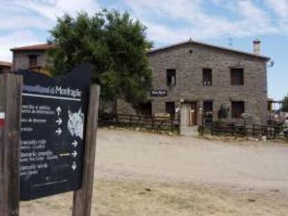 En la imagen, una casa rural en Villarreal de San Carlos (Cáceres), corazón del Parque Nacional de Monfragüe. EFE/Archivo