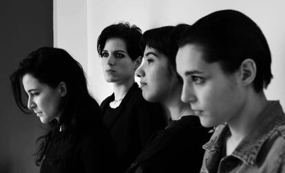 Las integrantes de la banda británica de rock Savages.