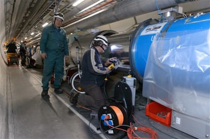 Operaciones en uno de los grandes imanes superconductores del acelerador de part&iacute;culas LHC.