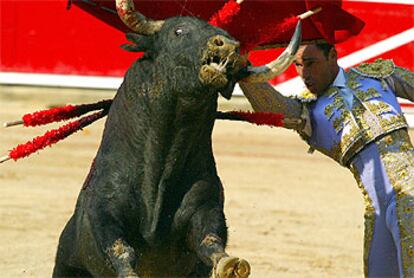 Pepín Liria, en su primer toro.