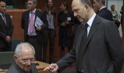 El ministro alem&aacute;n de finanzas, Wolfgang Schaeuble, junto al comisario europeo de Asuntos Econ&oacute;micos, Pierre Moscovici, durante la reuni&oacute;n del Eurogrupo