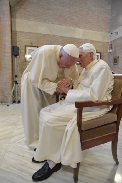 El papa Francisco saluda a su predecesor, Benedicto XVI, el pasado 28 de junio.