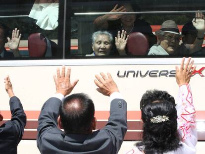 Ciudadanos de Corea del Norte despiden a sus familiares del Sur tras su encuentro en un hotel del monte Kumgang.
