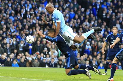 Vincent Kompany y Casemiro se disputan el balón.