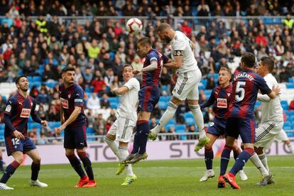 Karim Benzema, remata el balón para marcar su segundo gol frente al Eibar.