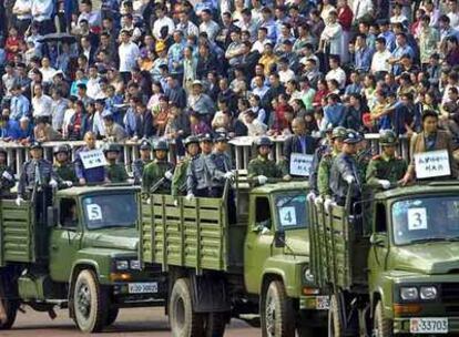 Varios camiones conducen a los condenados a muerte a punto de ser ejecutados en público en Chengdu, en junio de 2001.