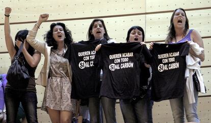 Un grupo de esposas de mineros exhibe camisetas de apoyo durante el pleno del Senado.