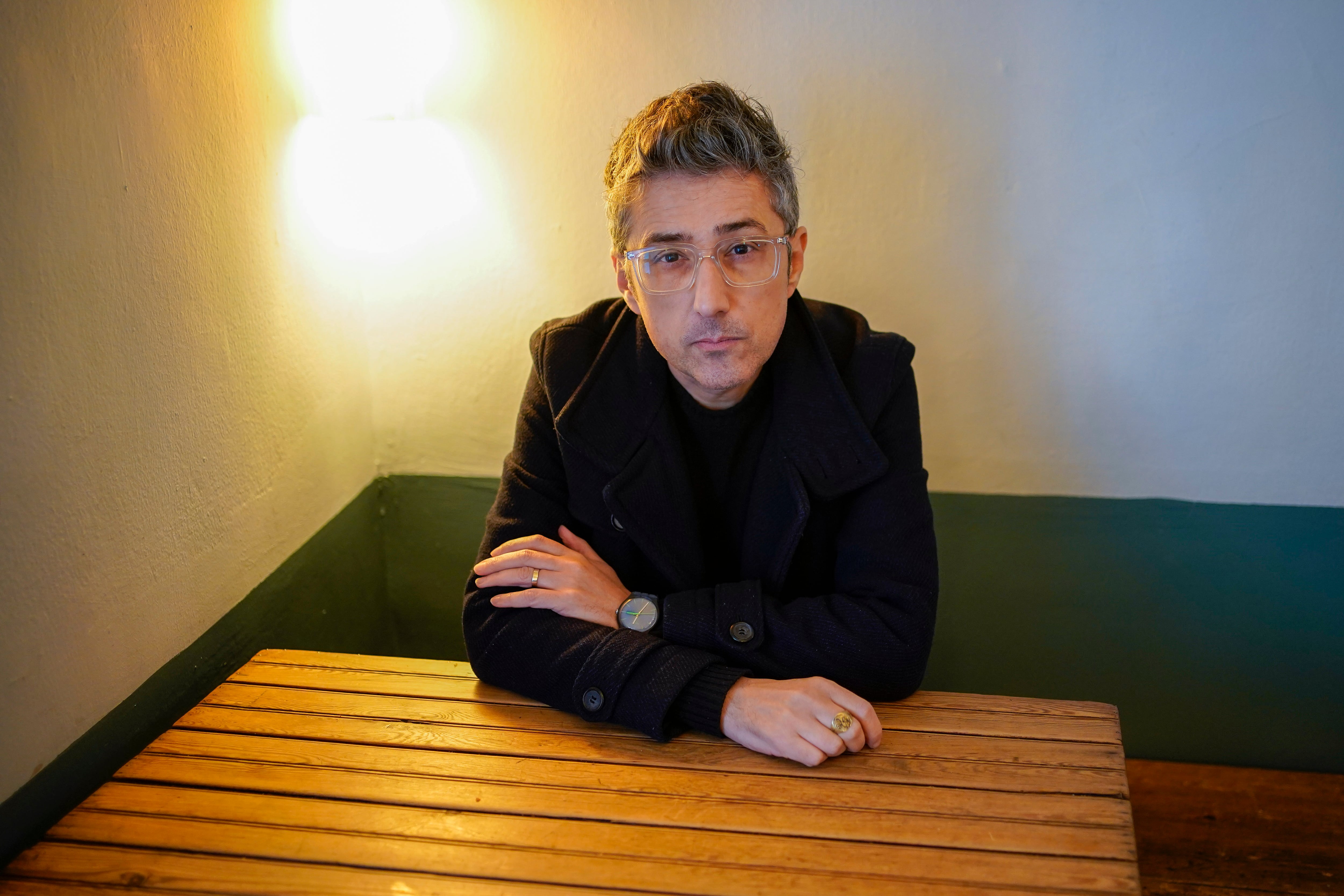 El escritor Patricio Pron posa en la cafetería El Rincón, en el madrileño barrio de Malasaña, el 2 de febrero de 2026. 