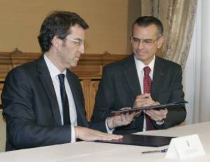 El presidente de la Xunta de Galicia, Alberto Núñez Feijoo (i) firma con el director general de Petróleos Mexicanos (Pemex), Juan José Suárez Coppel, en el Pazo de Raxoi, en Santiago de Compostela, durante la firma de un acuerdo de colaboración que supone una inversión de 310 millones de dólares y por el que los astilleros gallegos trabajarán en la "modernización" de la flota de la petrolera. EFE/Archivo