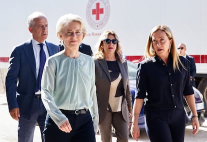 Ursula von der Leyen y Giorgia Meloni, en un centro de migrantes de Lampedusa.