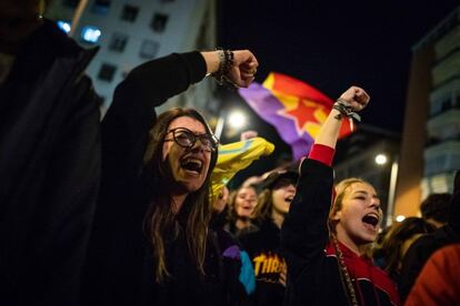 Dos manifestantes gritan durante la protesta en Granada.