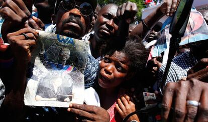 Seguidores del expresidente haitiano Jean Bertrand Aristide esperan su llegada en su casa de Puerto Príncipe.