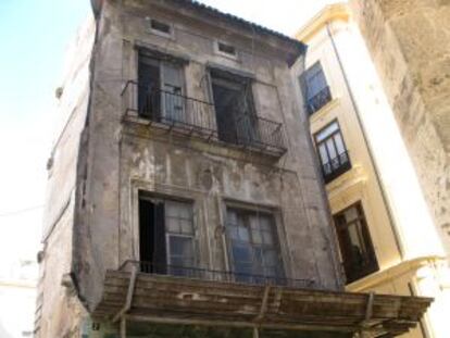 La Casa del Relojero, a pocos metros del Micalet, cubierta por una lona.