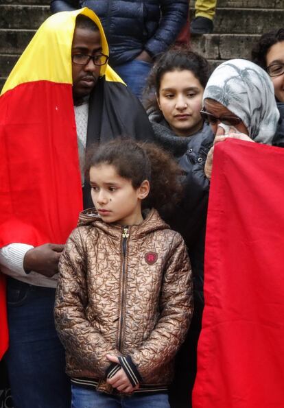 Una mujer con una bandera belga llora en la plaza de la Bolsa de Bégica, el 23 de marzo.